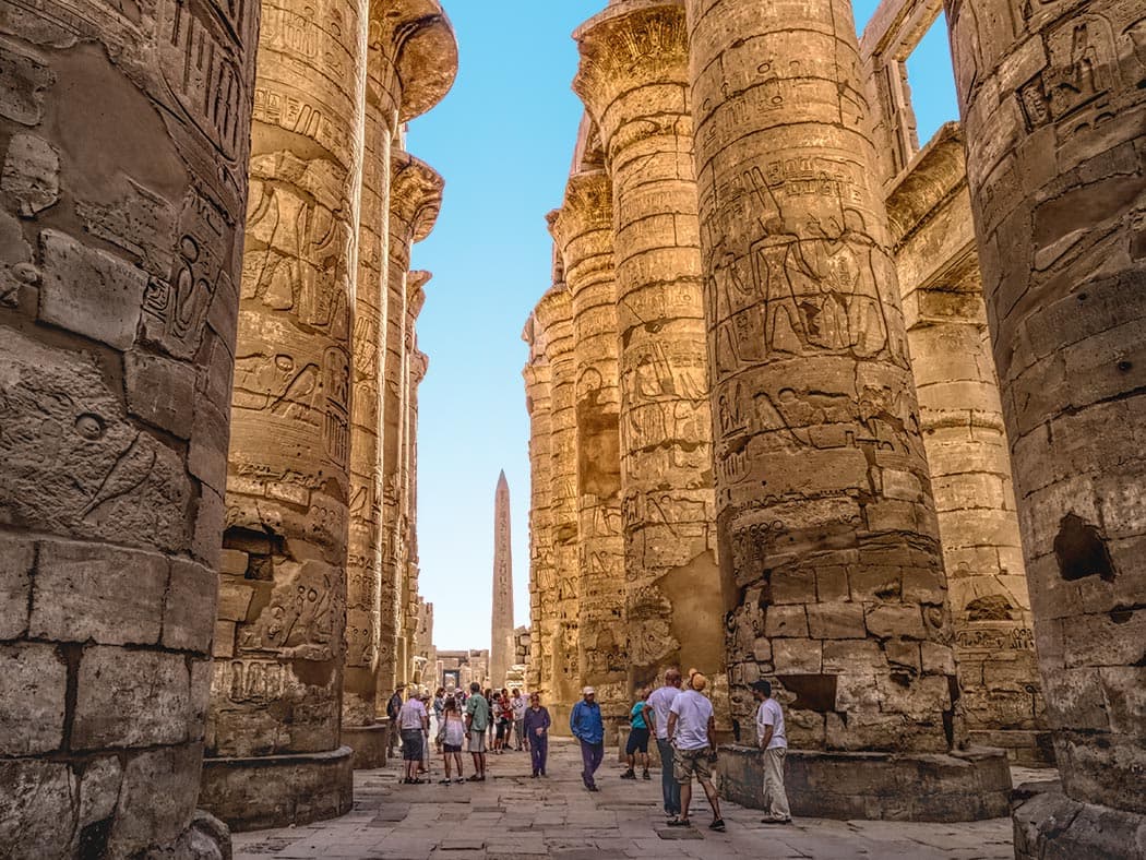 Colonne antiche e geroglifici nel Tempio di Karnak a Luxor, Egitto
