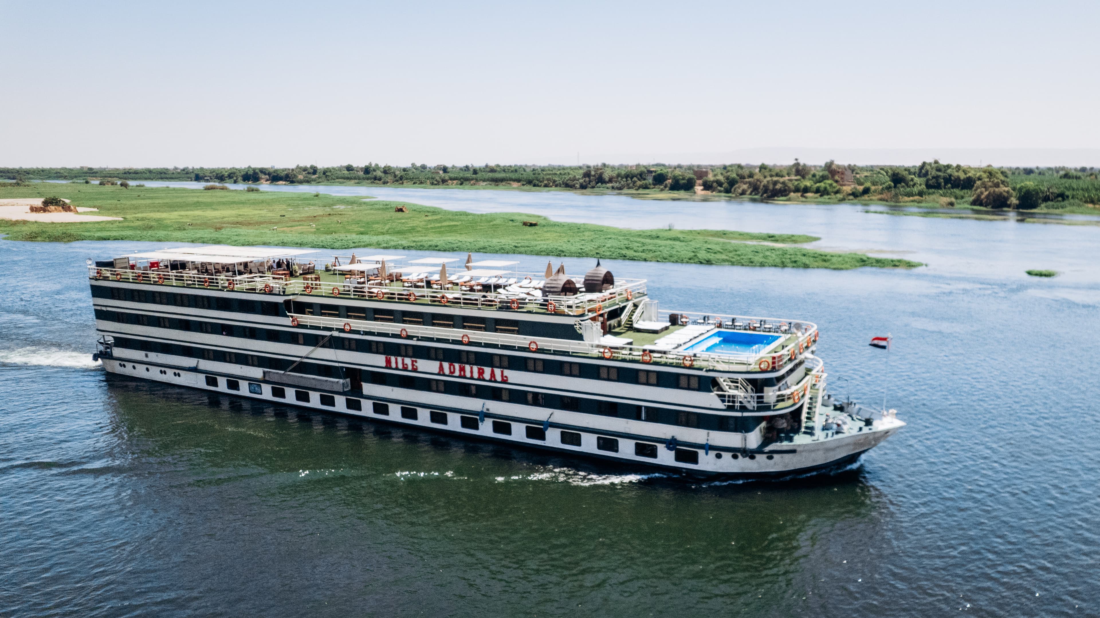 Navire de croisière 5 étoiles naviguant entre Louxor et Assouan, Égypte