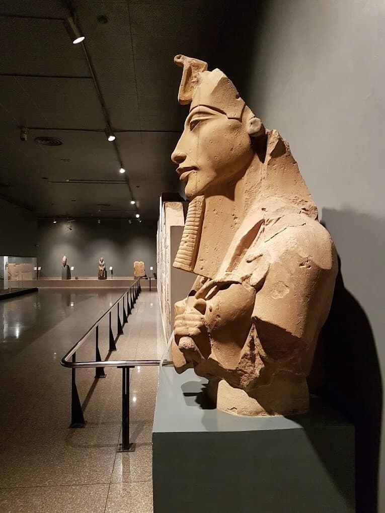 Statues antiques exposees au musee de Louxor